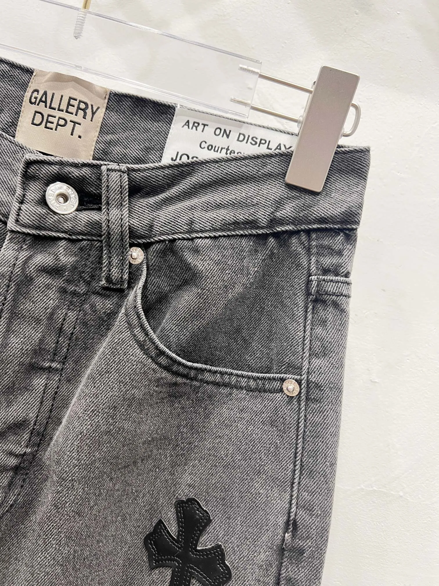 P260 Style number: (A002) GALLERY DEPT. Co-branded 2025 new black cross-leather splicing couple's style loose washed flared jeans 🔥High version🔥High version🔥 Top ceiling quality Styles with different washed textures are very friendly to people with thin legs and thick legs. The slightly flared version is very flattering. Moderate length that never goes out of style, easy to match with casually, basic styling for various styles, a must-have in the wardrobe! The fabric is stiff but also makes the upper body soft without losing texture. The washing process is even more perfect. It is a must-have item for everyone! ! ! Washed wheat, tag, pants label, three complete labels Color: washed black, washed blue Size: 28, 30, 32, 34 (four sizes)